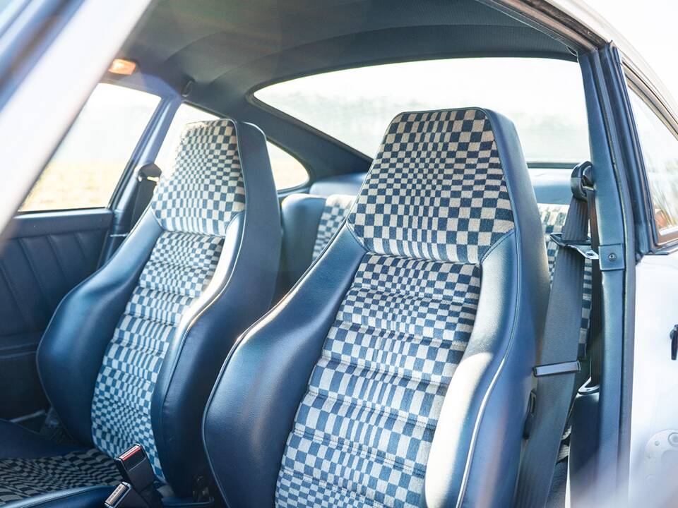 Image 21/36 of Porsche 911 Carrera 3.2 (1984)