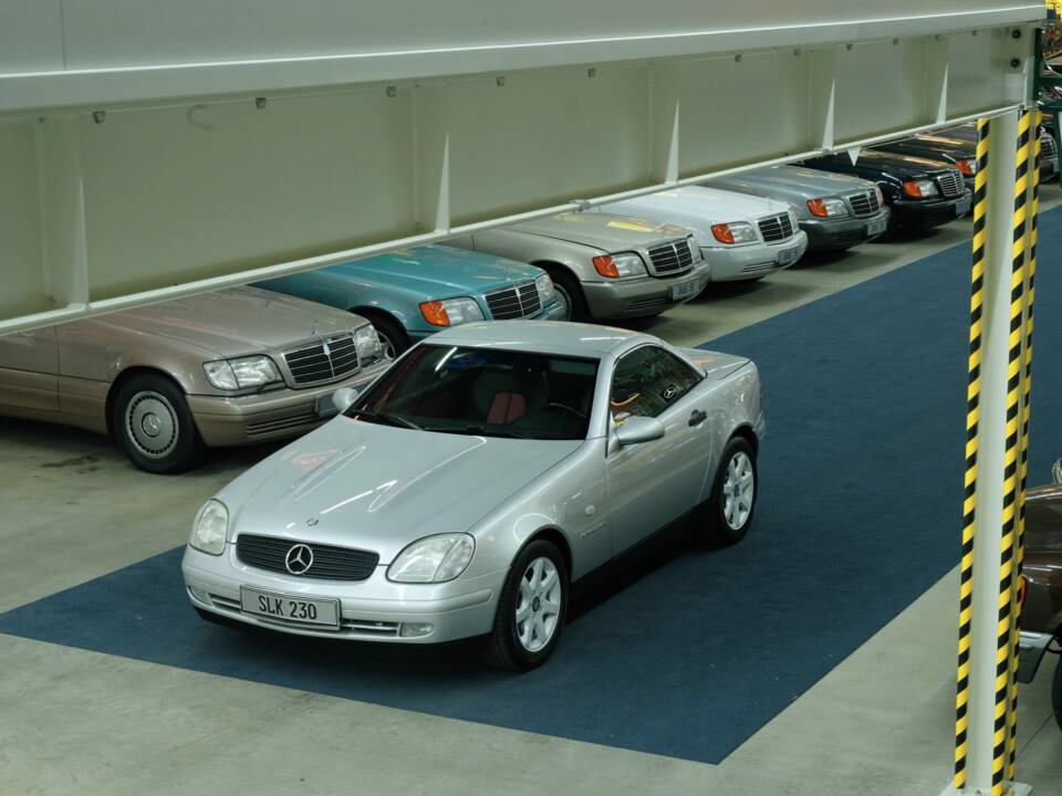 Immagine 4/50 di Mercedes-Benz SLK 230 Kompressor (1996)