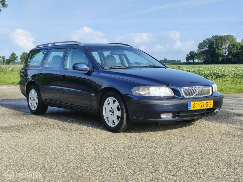 Image 11/28 of Volvo V 70 2.4 (2000)