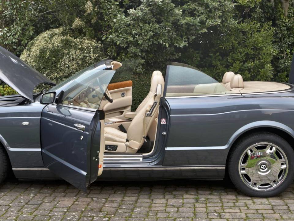 Image 21/50 of Bentley Azure (2007)