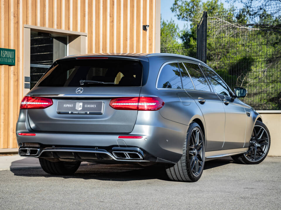 Bild 10/28 von Mercedes-Benz AMG E 63 S 4MATIC+ T (2017)