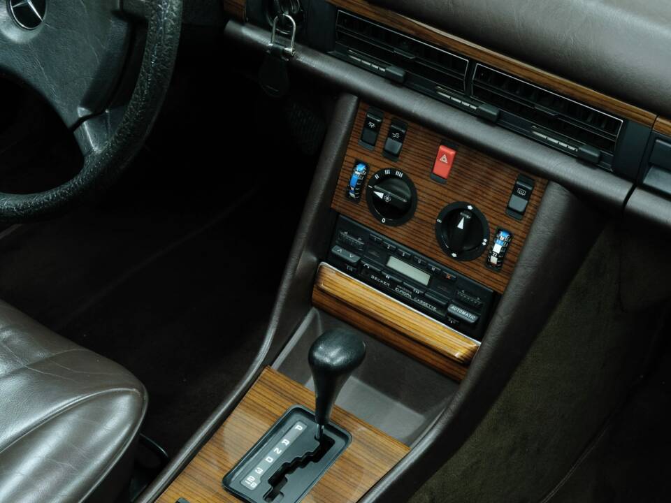 Bild 12/50 von Mercedes-Benz 380 SE (1983)