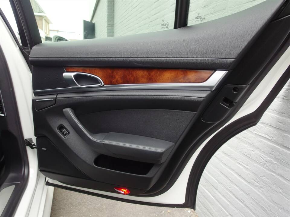 Image 80/98 of Porsche Panamera S (2010)