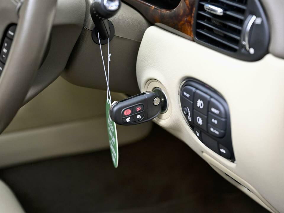 Image 48/50 of Jaguar XJ 8 4.2 (2006)