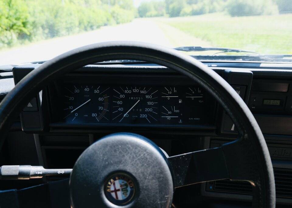 Image 6/8 of Alfa Romeo 75 1.8 Turbo (1986)