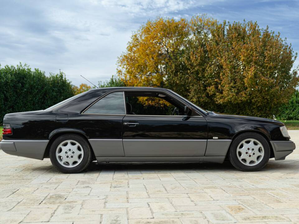 Image 4/48 of Mercedes-Benz 200 CE (1990)