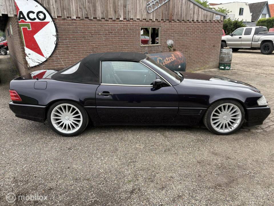 Image 33/40 of Mercedes-Benz 300 SL-24 (1990)