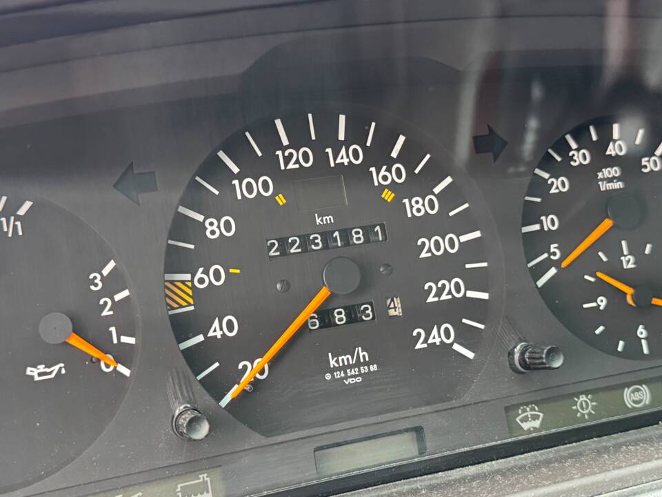 Imagen 25/100 de Mercedes-Benz 300 CE (1992)