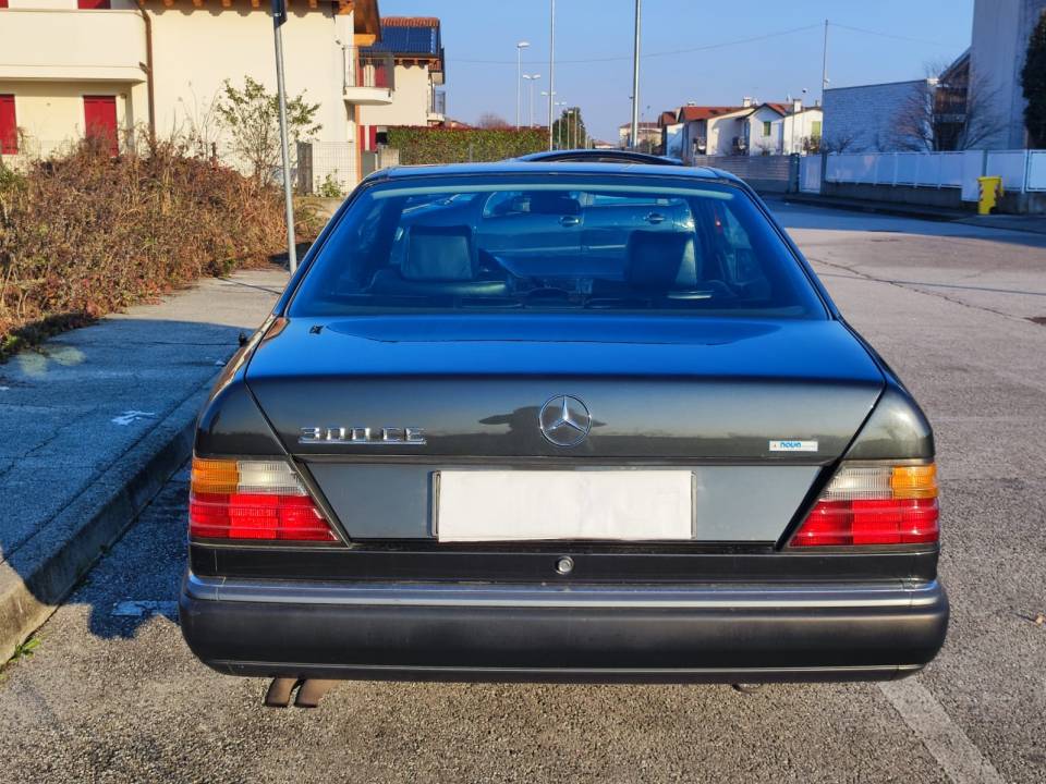 Afbeelding 8/11 van Mercedes-Benz 300 CE (1990)