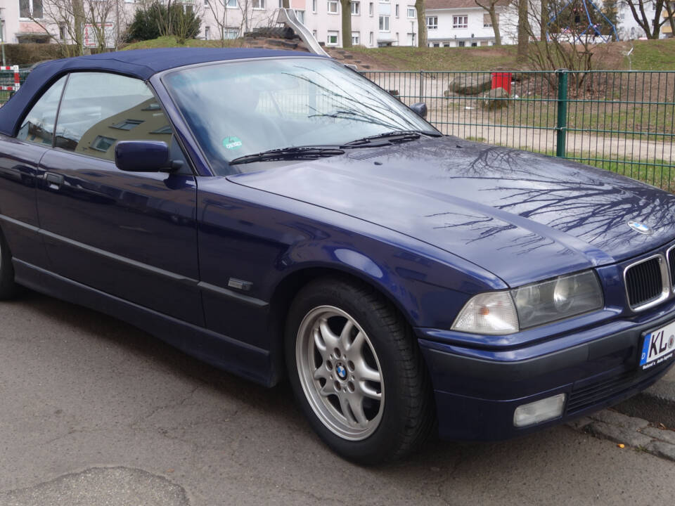 Image 3/4 of BMW 318i (1996)
