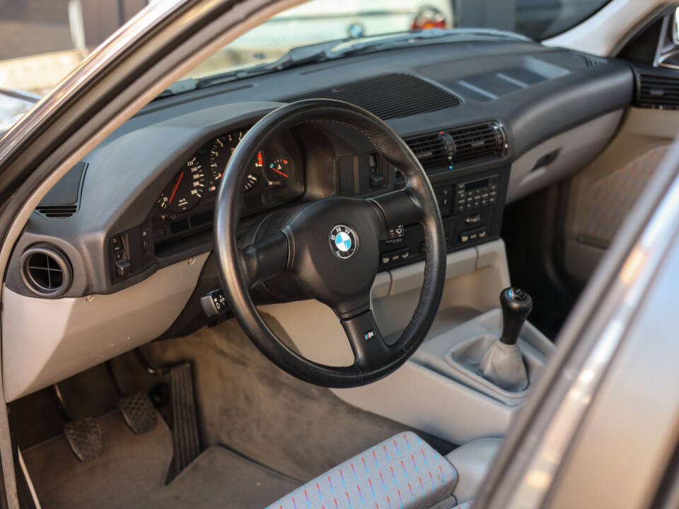 Image 15/97 of BMW M5 (1989)