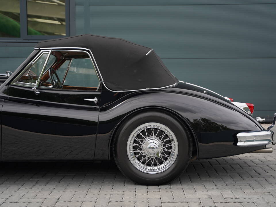 Image 28/50 of Jaguar XK 140 DHC (1956)
