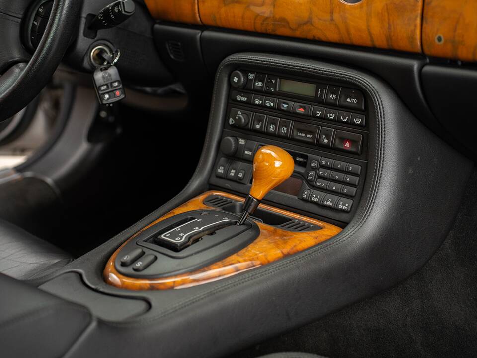Bild 28/37 von Jaguar XKR (2001)