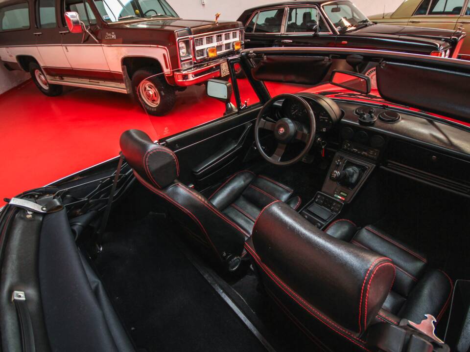 Image 18/24 of Alfa Romeo 2.0 Spider (1987)