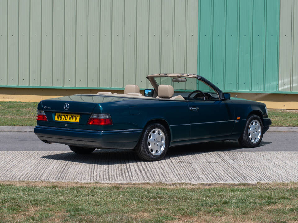 Image 6/26 of Mercedes-Benz E 320 (1996)