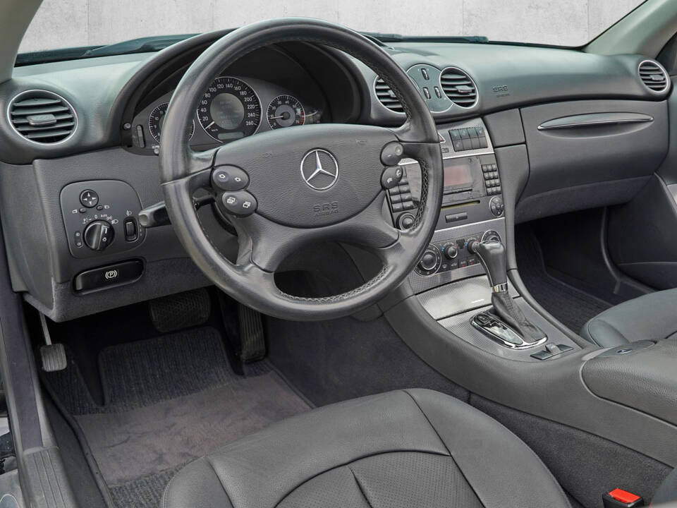 Image 18/19 of Mercedes-Benz CLK 200 K (2007)