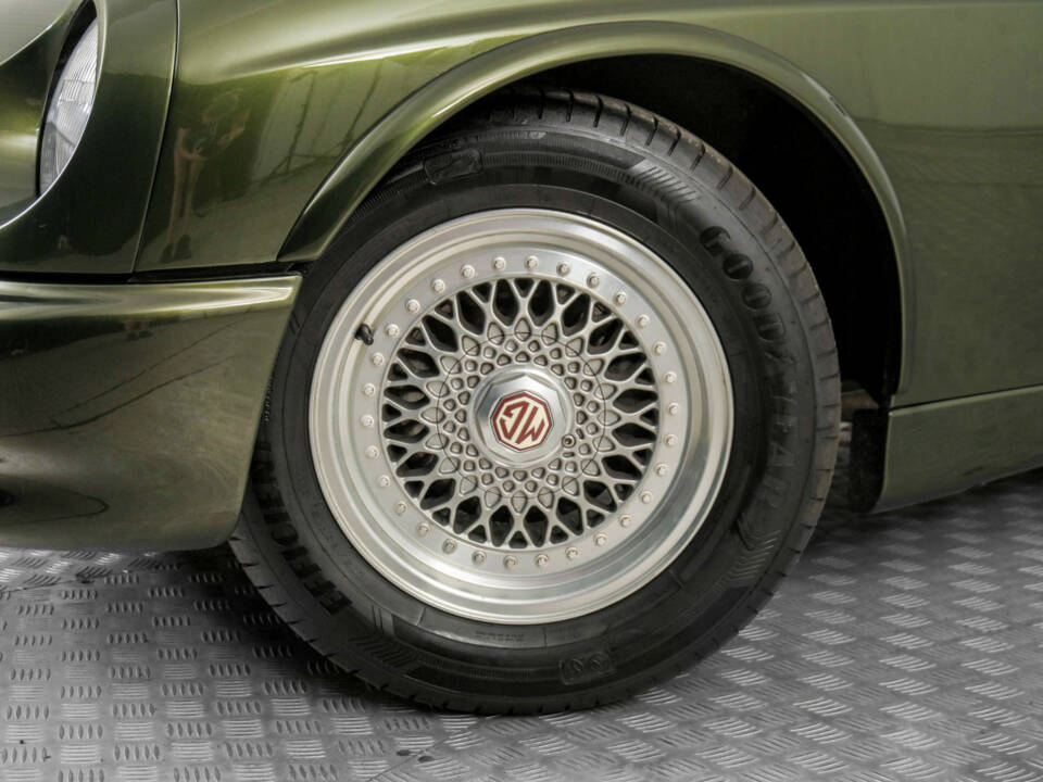 Image 4/50 of MG RV8 (1994)