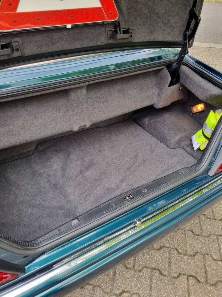 Image 25/29 of Mercedes-Benz E 200 (1995)