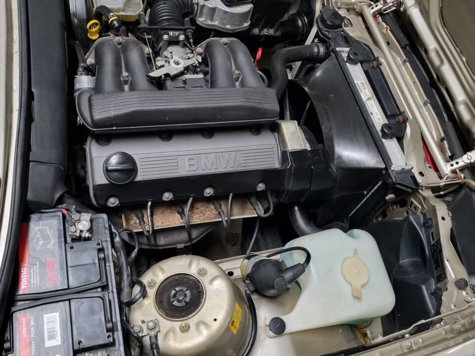 Immagine 16/21 di BMW 318i (1989)