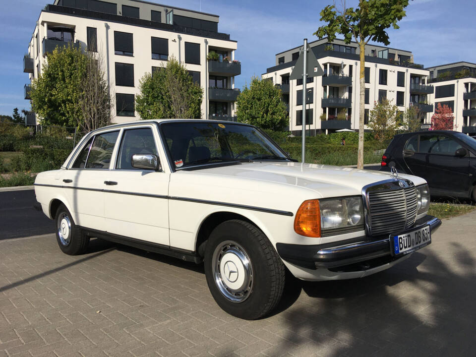 Image 2/13 of Mercedes-Benz 200 (1983)