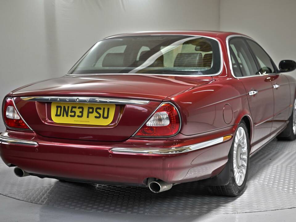 Image 13/50 of Jaguar XJR Super V8 (2004)