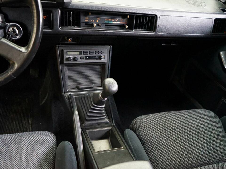 Image 27/55 of Mitsubishi Starion (1989)