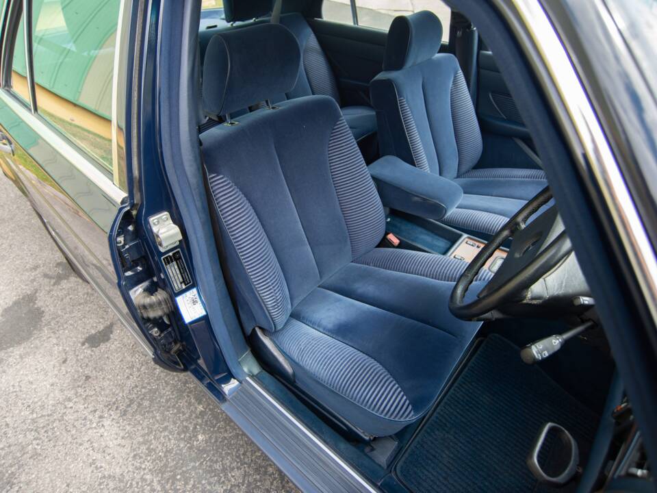 Bild 11/29 von Mercedes-Benz 300 SE (1990)