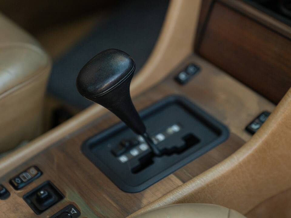 Bild 36/46 von Mercedes-Benz 300 CE (1988)