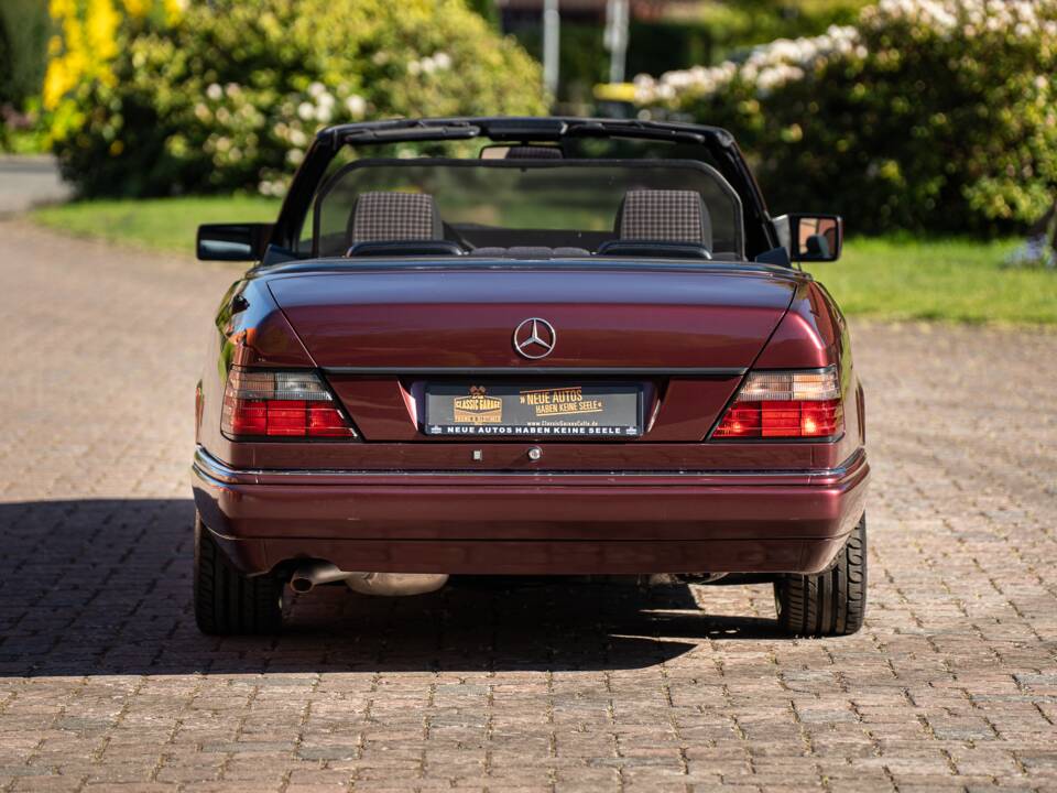 Bild 22/42 von Mercedes-Benz E 200 (1997)