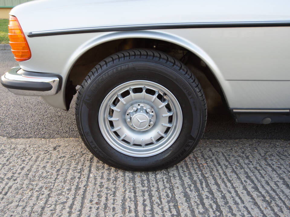 Immagine 24/28 di Mercedes-Benz 230 CE (1984)