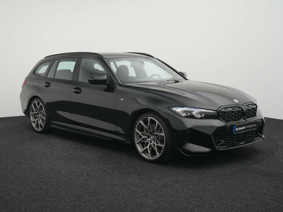 Image 2/50 of BMW 330i xDrive Touring (2025)