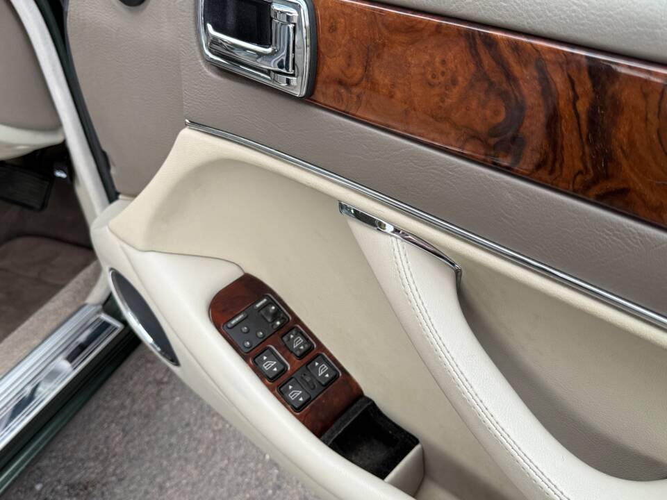 Image 21/31 of Jaguar XJ 6 4.0 Sovereign (1996)
