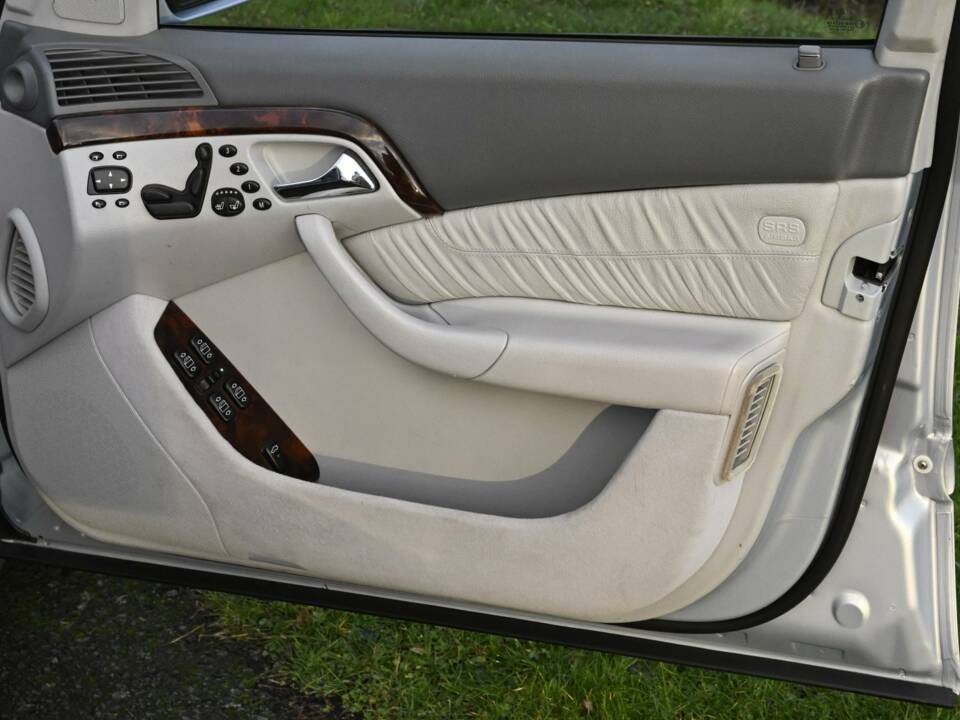 Image 39/50 de Mercedes-Benz S 500 L (2001)