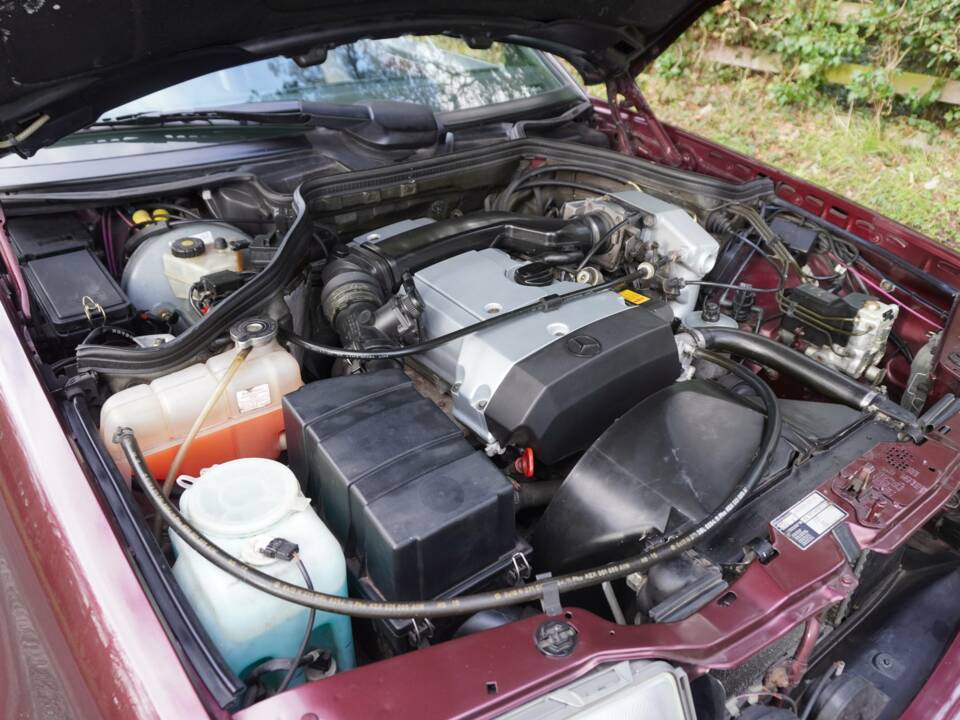 Image 15/20 of Mercedes-Benz E 220 (1996)