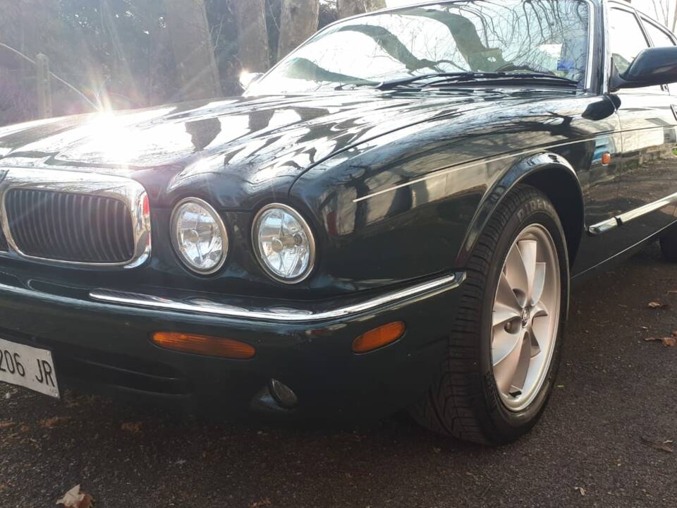 Image 8/11 of Jaguar XJ 8 4.0 Executive (1998)