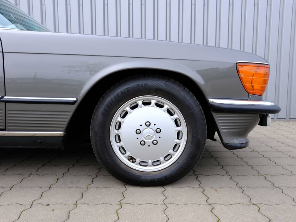 Image 8/96 of Mercedes-Benz 560 SL (1987)