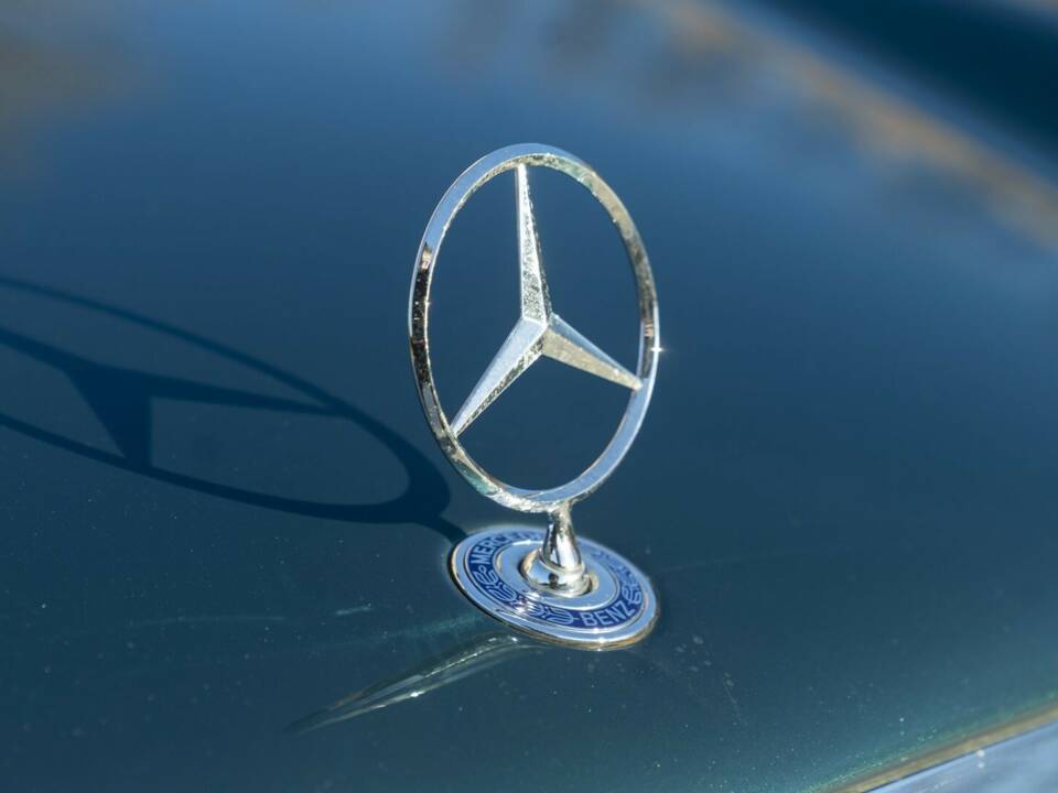 Image 18/50 of Mercedes-Benz CLK 200 (1997)