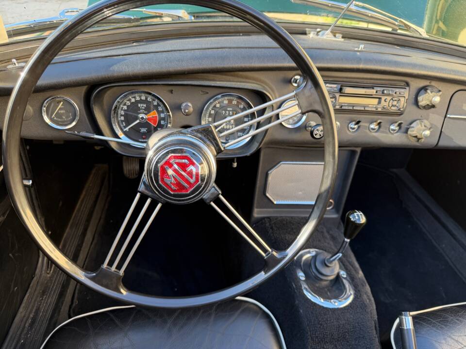 Image 12/12 of MG MGB (1964)