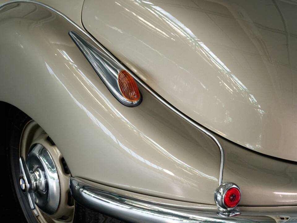 Immagine 13/50 di BMW 502 Baur (1955)