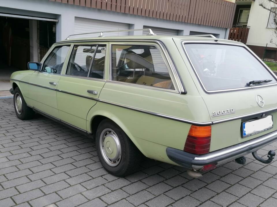 Image 4/22 de Mercedes-Benz 300 TD (1979)