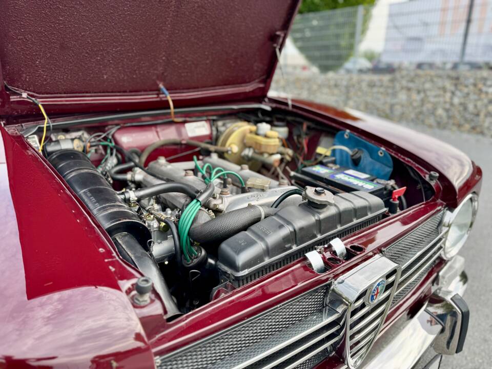 Image 23/24 of Alfa Romeo Giulia 1300 Super (1972)