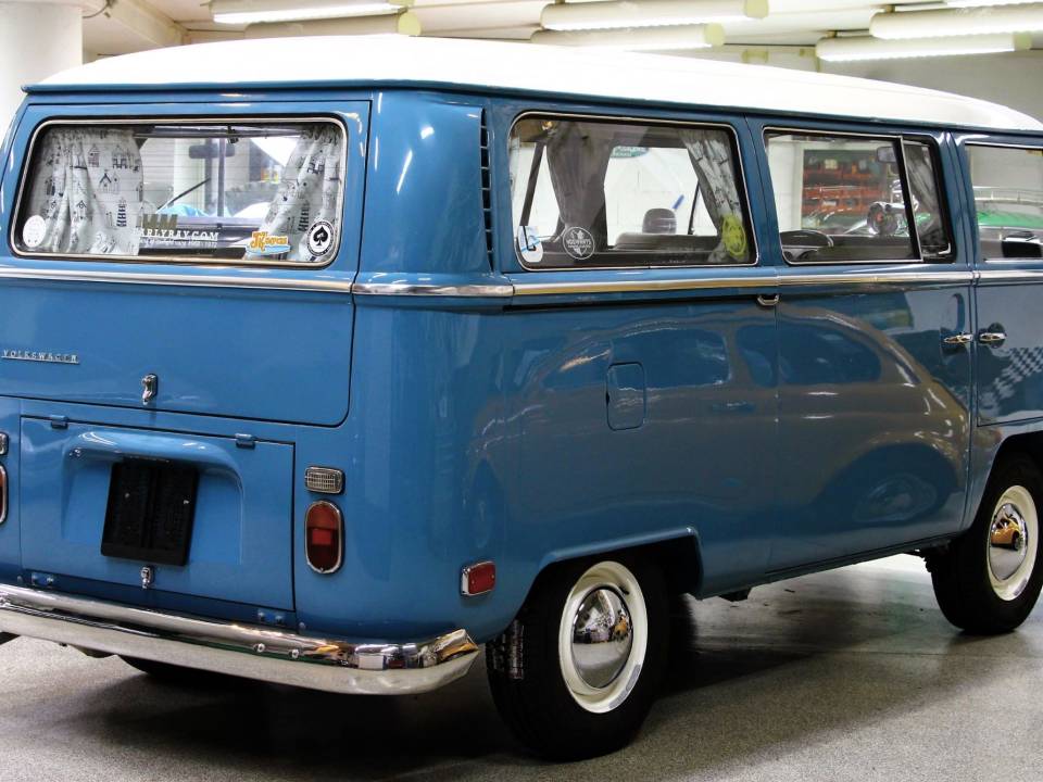 Image 7/29 of Volkswagen T2a Kombi (1970)