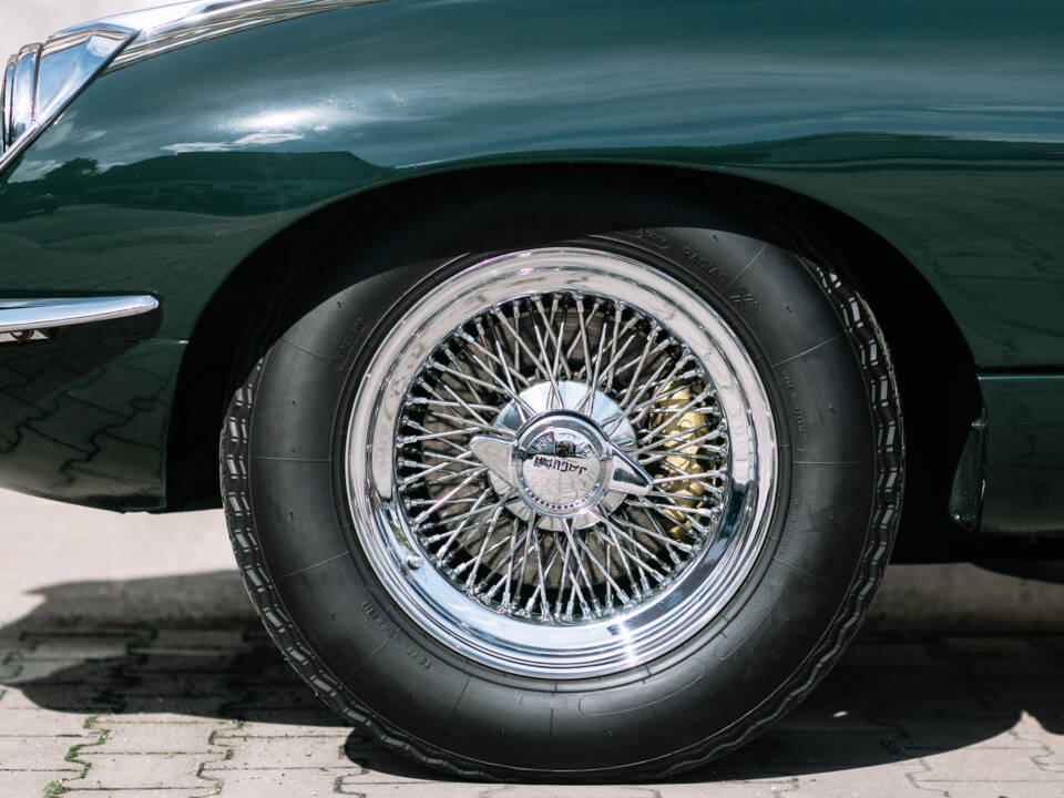 Image 7/63 de Jaguar E-Type (1969)