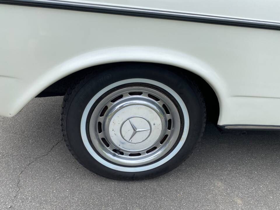 Image 24/49 of Mercedes-Benz 230 C (1980)