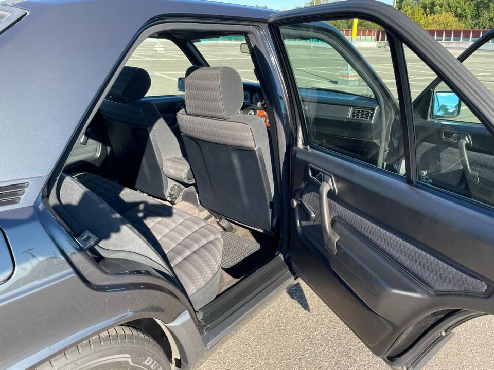 Bild 13/15 von Mercedes-Benz 190 E 1.8 (1992)