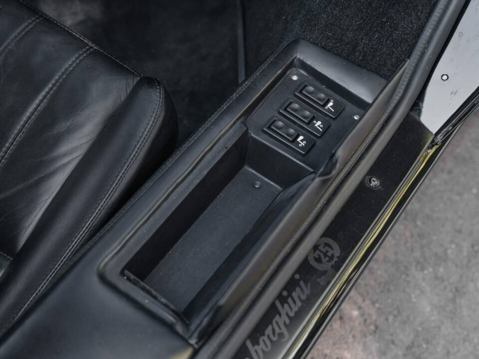 Imagen 39/51 de Lamborghini Countach 25th Anniversary (1990)