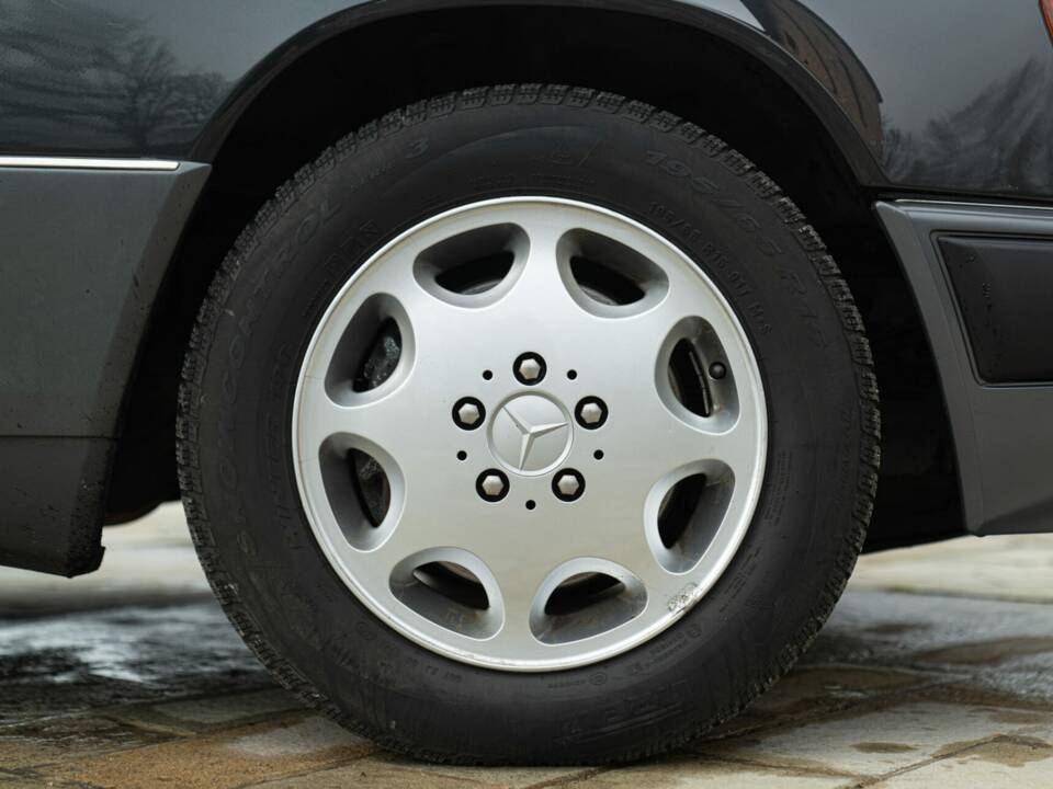 Image 15/49 of Mercedes-Benz 320 E (1993)