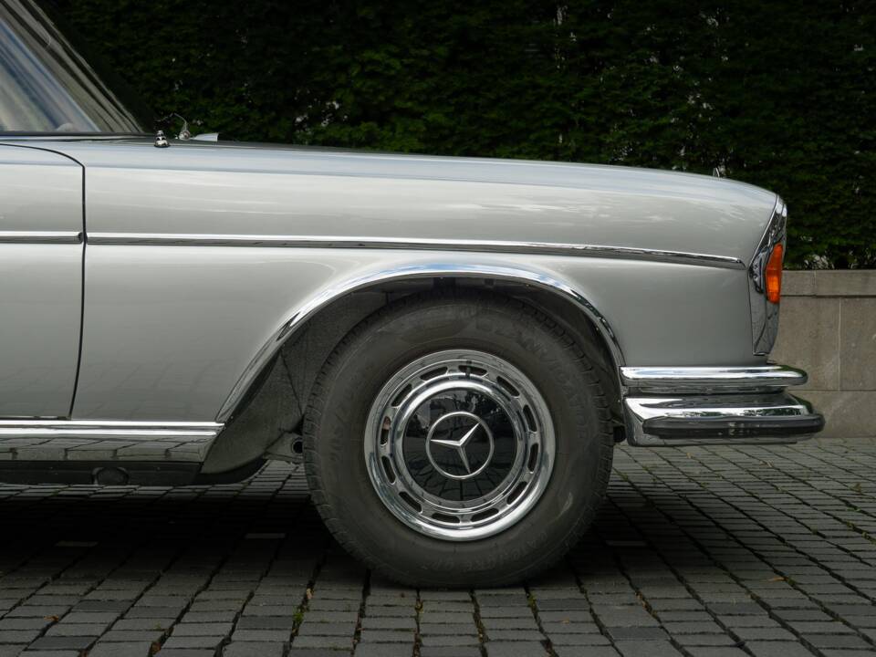 Image 14/95 of Mercedes-Benz 280 SE 3,5 (1970)
