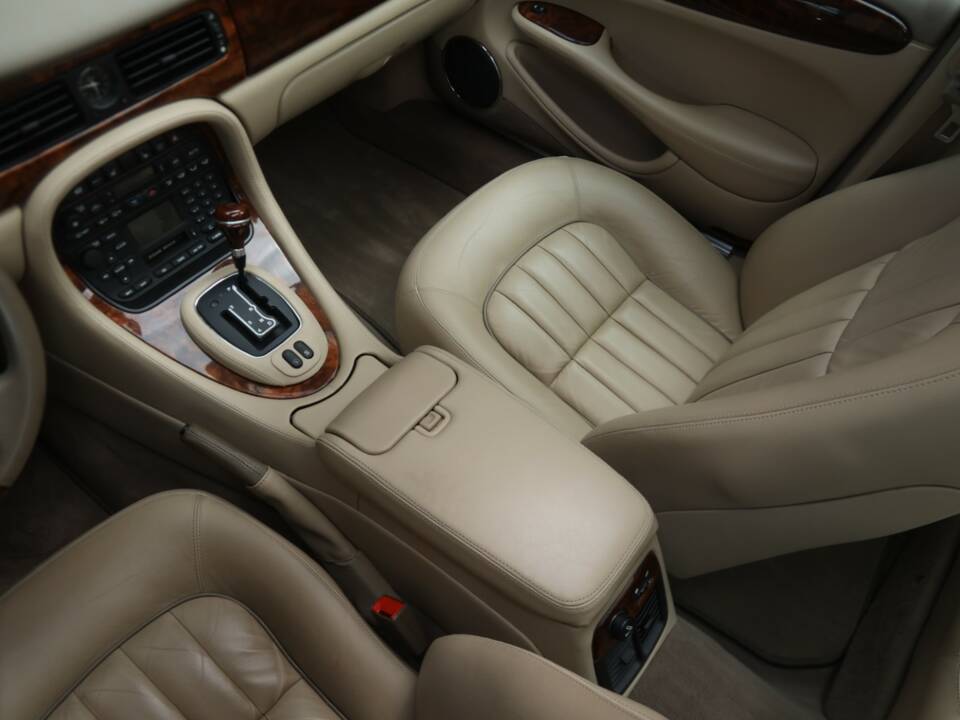 Bild 12/50 von Jaguar XJ 8 4.0 Executive (2001)