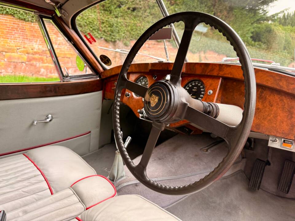 Image 18/22 de Jaguar XK 120 OTS (1954)